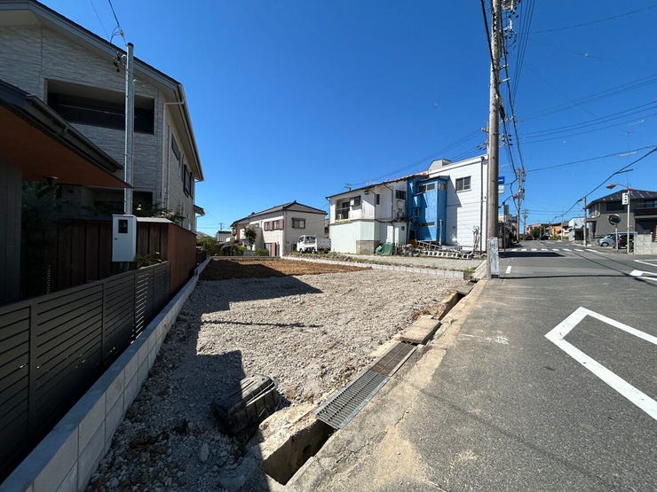 青空が広がる非常に日当たりの良い現地です。周囲に高層の建物がなく、豊かな陽光と心地よい風が通り抜けます。周辺環境も落ち着いており、ゆとりある住環境で快適な新生活をお送りいただけます。