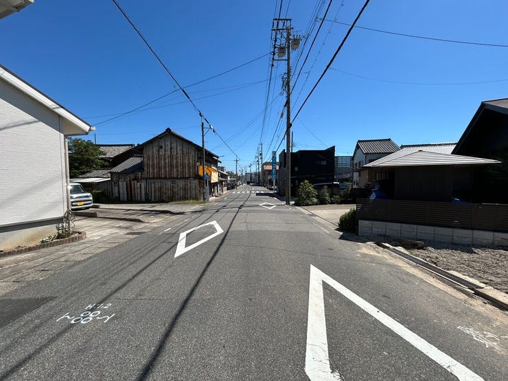 前面道路は幅員にゆとりがあり、お車のすれ違いや駐停車もスムーズに行えます。周囲は静かで落ち着いた街並みが広がっており、小さなお子様がいるご家庭でも安心・快適にお過ごしいただける好立地です。