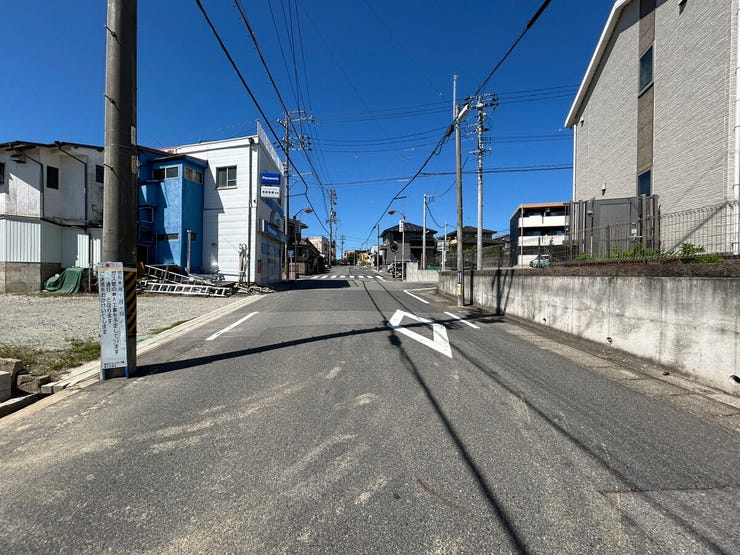 前面道路は幅員にゆとりがあり、お車のすれ違いや駐停車もスムーズに行えます。周囲は静かで落ち着いた街並みが広がっており、小さなお子様がいるご家庭でも安心・快適にお過ごしいただける好立地です。