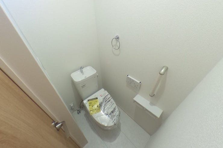 ●1階お手洗い●お手洗いは1階、2階共にウォシュレット機能、手すり、手洗いタンク、タオル掛け、ペーパー類の収納に便利な収納棚がございます(甲斐市万才 新築建売住宅)