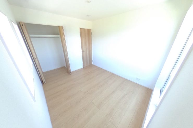 ●5.25帖洋室●お子様部屋にもピッタリのサイズ感です。クローゼット内にはハンガーパイプ付きの棚板がございます。バルコニーに出入りもできます。(甲斐市万才 新築建売物件)