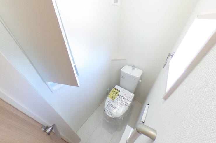 ●2階お手洗い●お手洗いは1階、2階共にウォシュレット機能、手すり、手洗いタンク、タオル掛け、ペーパー類の収納に便利な収納棚がございます(甲斐市万才 新築建売物件)