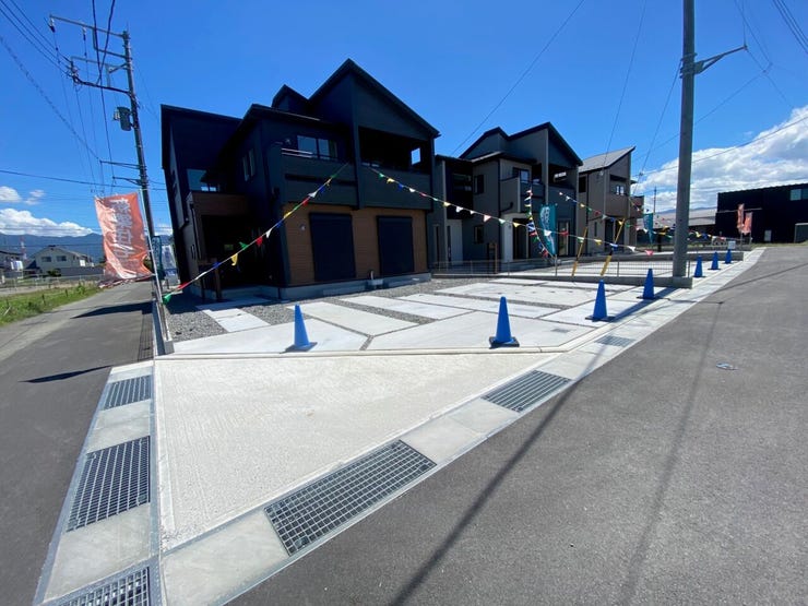 角地に立地しています。前面道路は幅6メートルあり、お車の入出庫も楽々です♪(甲斐市万才 新築建売住宅)