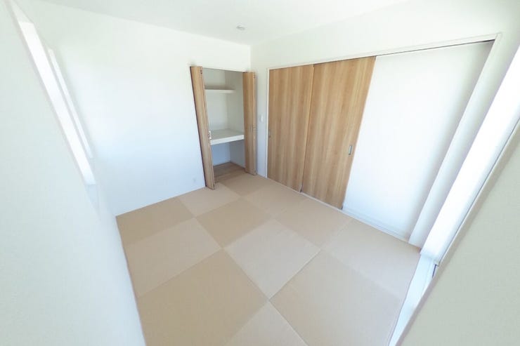 モダンな半畳畳の和洋室です。和室の苦手な方にも受け入れやすい空間になっています。ゲストルームやお子様の遊び場、老後や親御さんとの同居にも重宝します。(甲斐市万才 新築建売住宅)