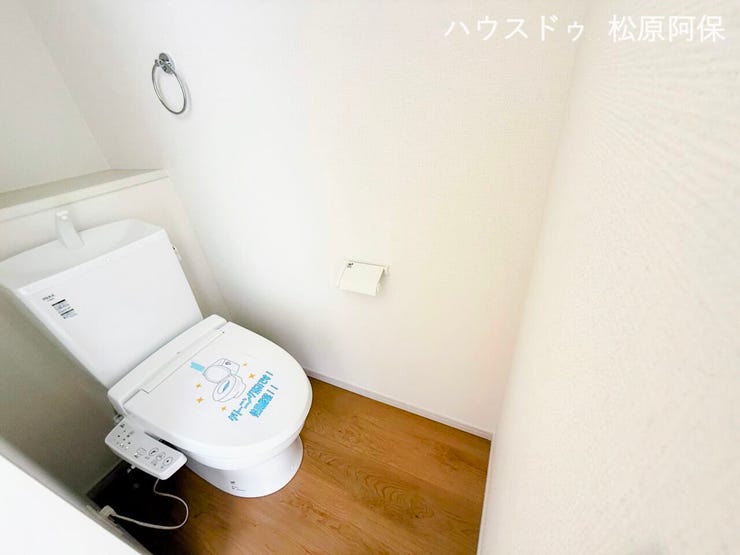 ●【清潔感あふれる快適空間】温水洗浄便座付きトイレ
手洗い付きタンクと温水洗浄便座を装備した清潔感のあるトイレ空間です。