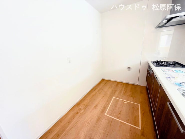 ●【すっきり広々】キッチン背面の作業・収納スペース
冷蔵庫やカップボード(食器棚)を置いても十分なゆとりがあるキッチン背面スペースです。