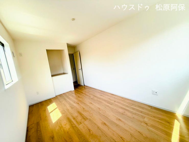 ●【日当たり・風通し良好】洋室別角度
窓から自然光が差し込む明るい洋室。ベッドやデスクを配置しやすいレイアウトです。