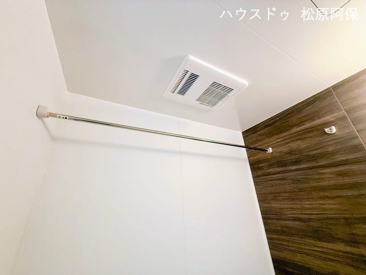 ●【雨の日の部屋干し・冬の暖房に】浴室暖房乾燥機(ランドリーパイプ付き)
天候を気にせず洗濯物を乾かせる浴室乾燥機を装備。雨の日の部屋干しはもちろん、冬場のヒートショック対策にも活躍します。