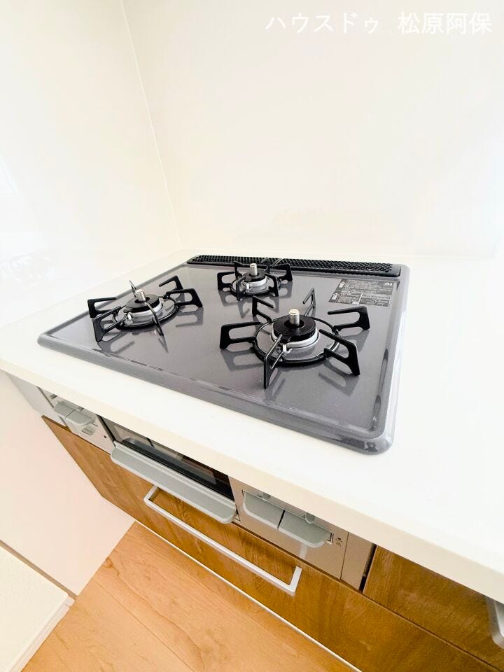 ●【お料理の手間を短縮】三口ガスコンロ&グリル
同時に複数の調理ができる3口ガスコンロ。お料理の幅が広がり、忙しい時間帯の手際よい調理をサポートします。
