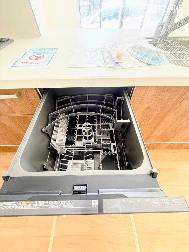 ●【家事の時間をぐっと短縮】ビルトイン食器洗い乾燥機
食後の食器洗いをサポートするビルトイン食洗機付き。節水効果も高く、手荒れが気になる季節にも嬉しい設備です。