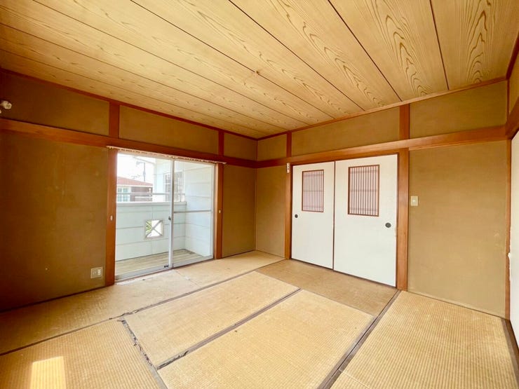 2階和室8帖も、洋室に変更予定となっております。 ※写真はリフォーム前のものです。