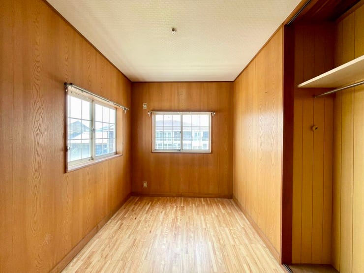 2面採光のため明るく、風通しの良いお部屋です。 ※写真はリフォーム前のものです。