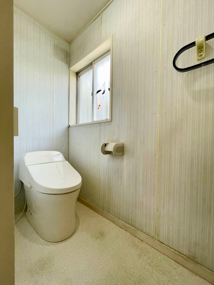 清潔な空間を保ちたいトイレには、窓があるので明るく換気も◎ ※写真はリフォーム前のものです。