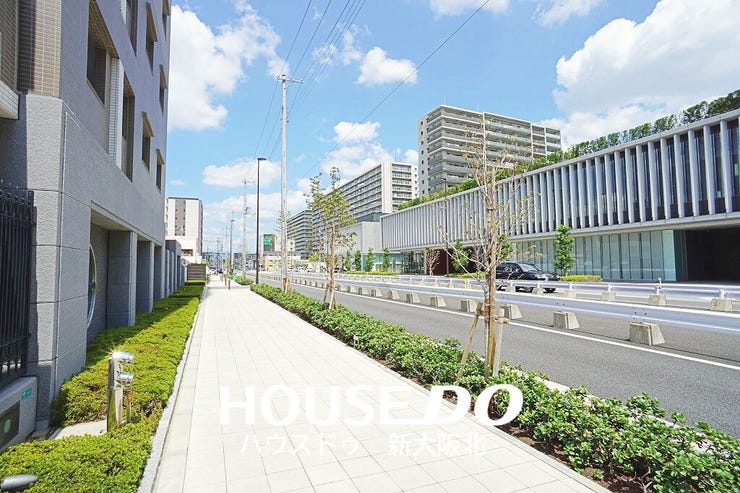 ■広々とした道路に面したマンションで、車の出し入れも安心ですね!