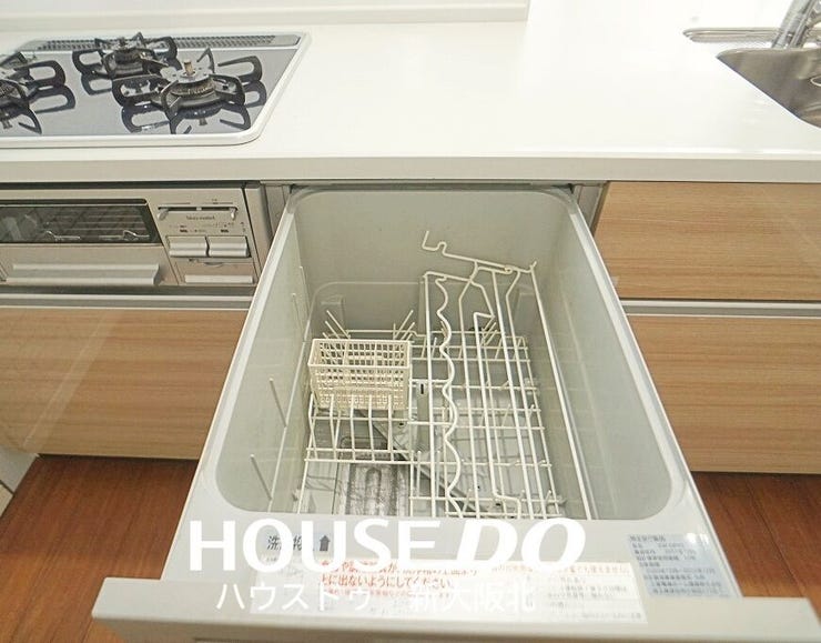 ■スライド式で食器の出し入れがしやすい食器洗浄乾燥機付き!
■高温洗浄で水では落ちにくい頑固な油汚れもスッキリ!