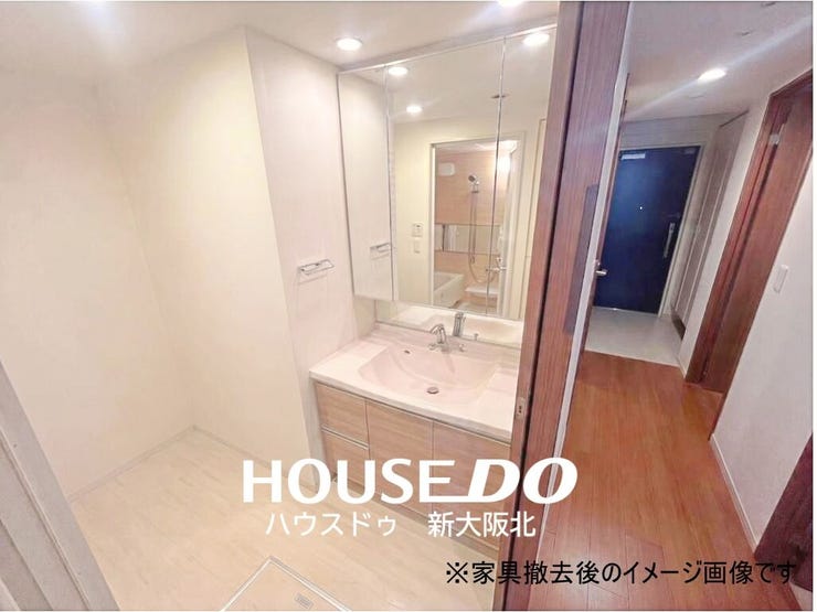 ■嬉しい三面鏡の洗面台!
■三面鏡は鏡の角度を変えることで様々な角度からメイクやヘアスタイルを確認することができるので、整容もはかどります!