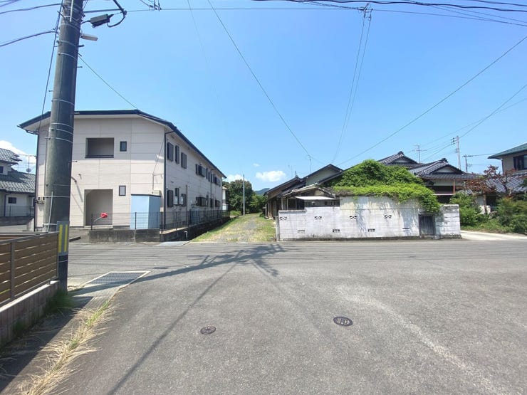 主要道路(宮城県道122号亘理停車場線)より一本入った道路に面しております。