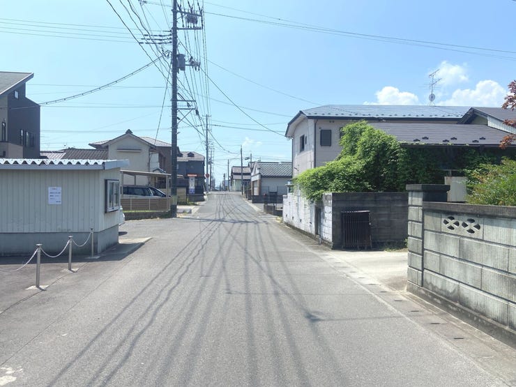 小学校やスーパーが徒歩10分!生活至便な環境です。