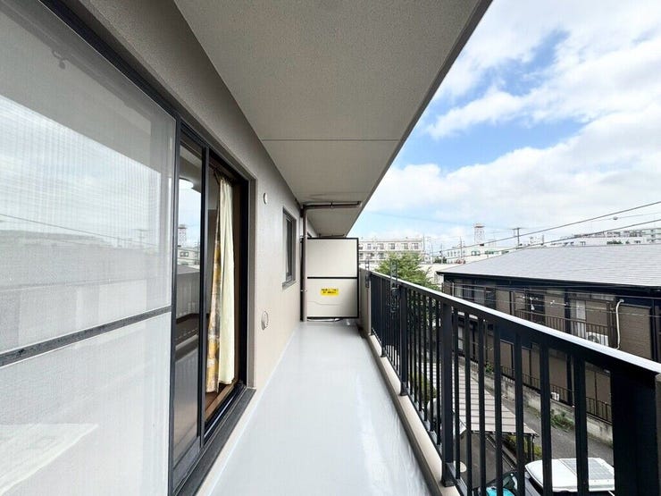 【Balcony】日当たりの良いバルコニーはお洗濯物がしっかり乾きやすく、毎日の家事にも重宝します。