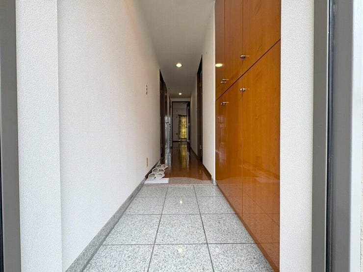【Entrance】シューズボックス完備の玄関で、靴や小物もスッキリ収納できます。