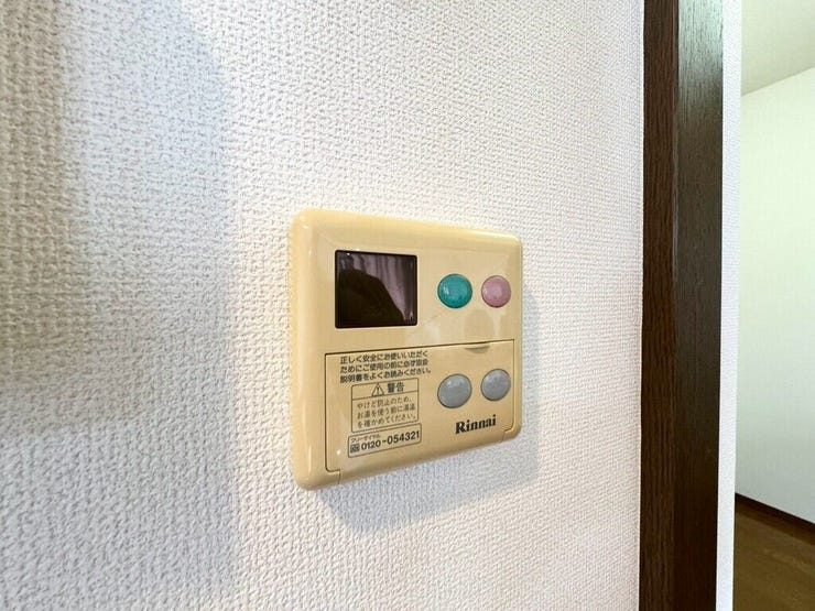 【Facilities】お湯の温度調整がラクな給湯器リモコン付き。追い焚き操作も簡単です。