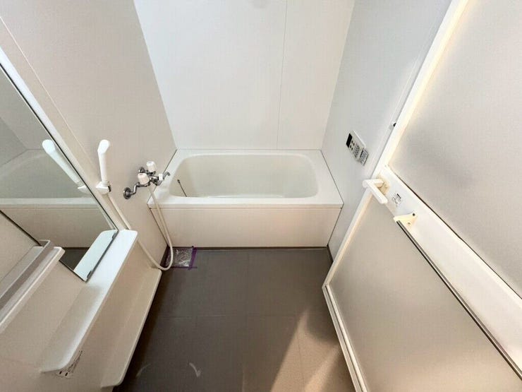 【Bathroom】お子様とのバスタイムにも十分な広さがあり、掃除も簡単にできます。