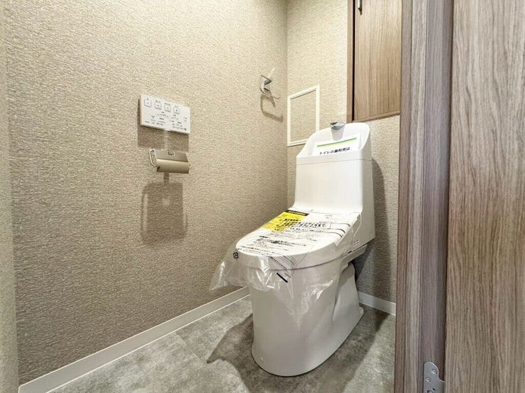 【Toilet】清潔感があり、落ち着いたデザインのトイレ。家族みんなが快適に使えます。