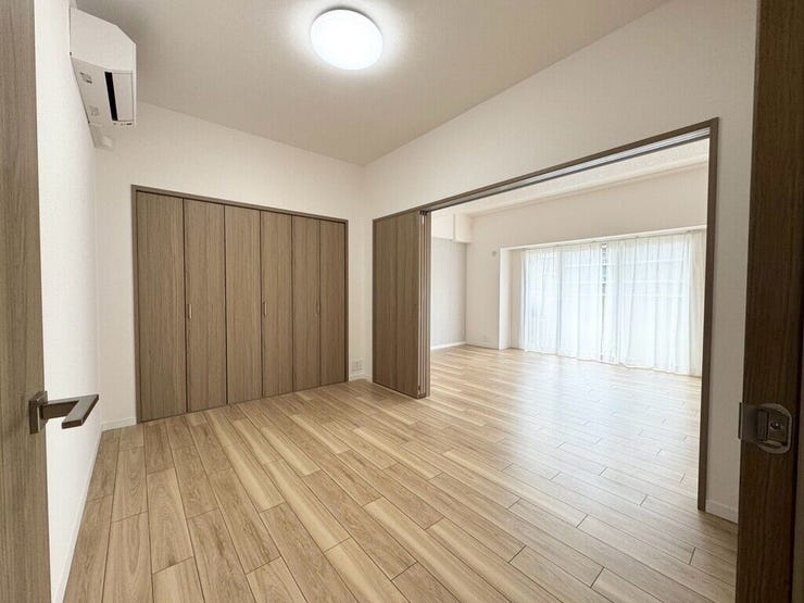 【Bedroom】隣接するリビングとつなげて使えば、開放感とゆとりのある空間に。