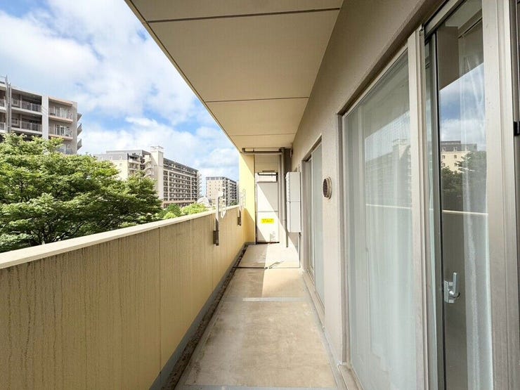 【Balcony】日当たりの良いバルコニーはお洗濯物がしっかり乾きやすく、毎日の家事にも重宝します。