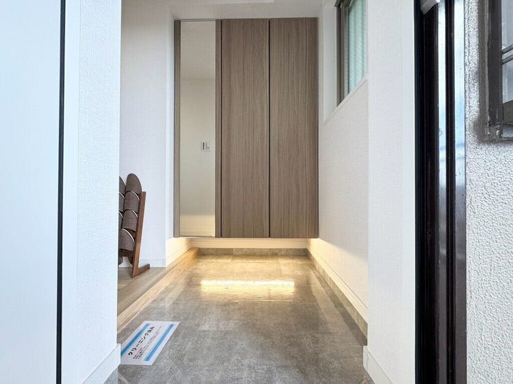 【Entrance】シューズボックス完備の玄関で、靴や小物もスッキリ収納できます。