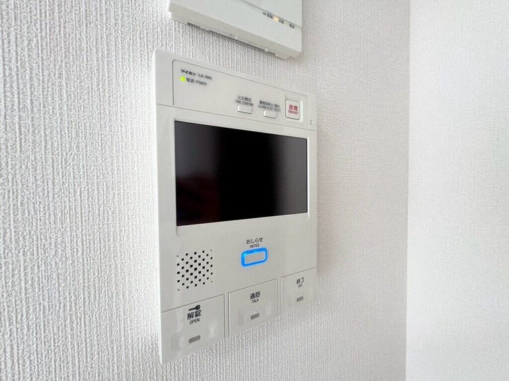 【Facilities】来訪者を確認できるモニター付きインターホンで、防犯面も安心です。