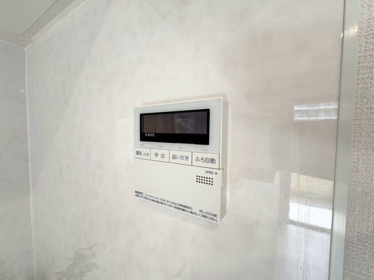 【Facilities】お湯の温度調整がラクな給湯器リモコン付き。追い焚き操作も簡単です。