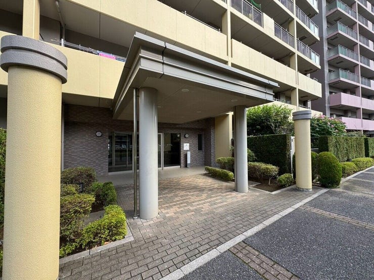 【Exterior】清潔感のあるエントランスは、住まう方やご来客にも好印象を与えてくれます。