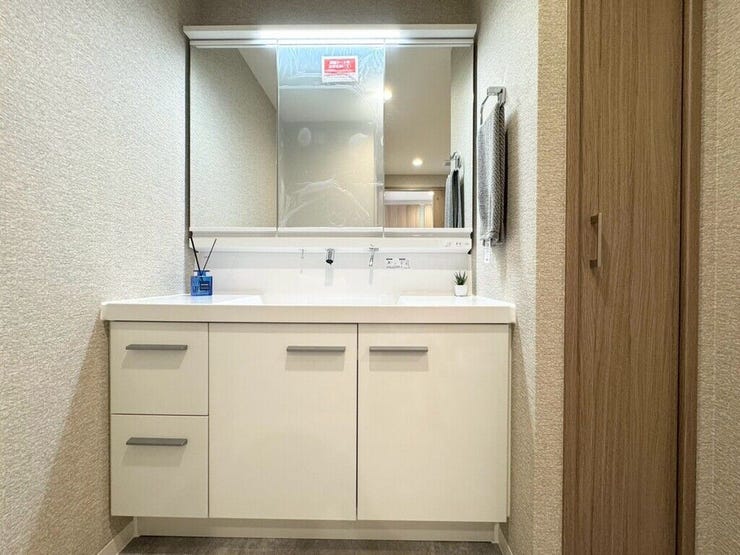 【Washroom】毎朝の準備がスムーズに。広めの洗面台と収納が使いやすい洗面所です。