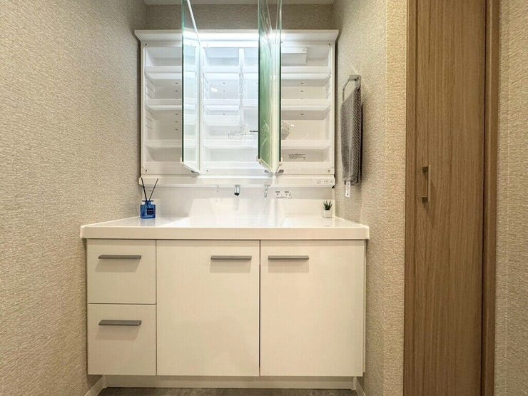 【Washroom】壁付け水栓で、カウンターまわりが汚れにくくお手入れも簡単です。