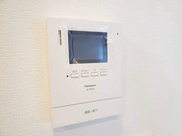 【Facilities】来訪者を確認できるモニター付きインターホンで、防犯面も安心です。