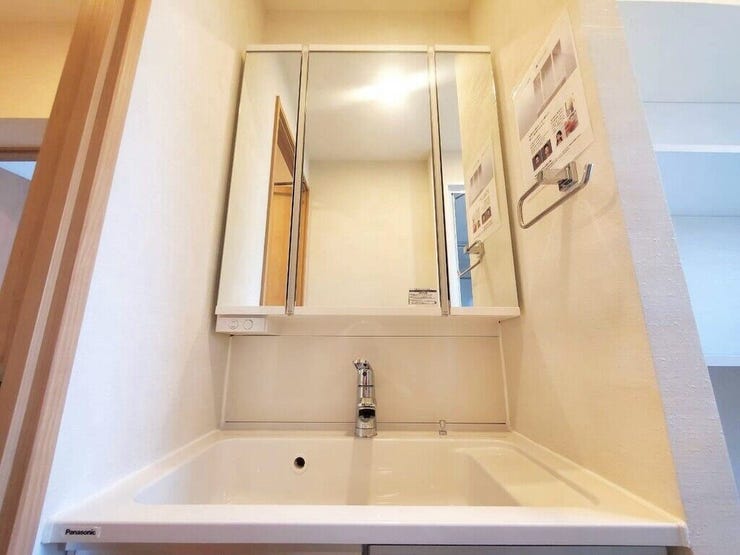 【Washroom】毎朝の準備がスムーズに。広めの洗面台と収納が使いやすい洗面所です。