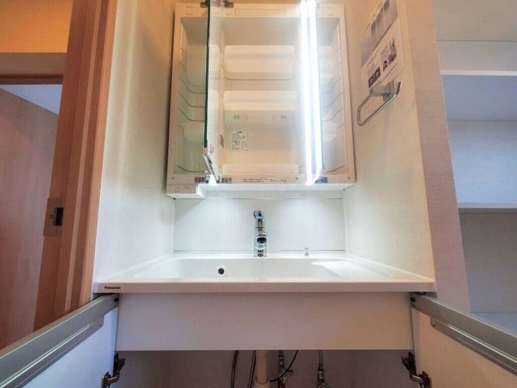 【Washroom】すっきりとしたデザインで、毎日の生活が快適に。収納も豊富な洗面所です。