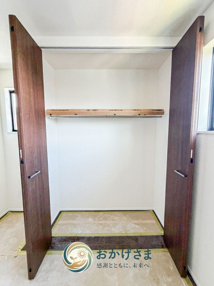 【クローゼット】
両開きの扉で中の荷物が見渡しやすく出し入れも快適。枕棚とハンガーパイプ付きで収納力ばっちりです。