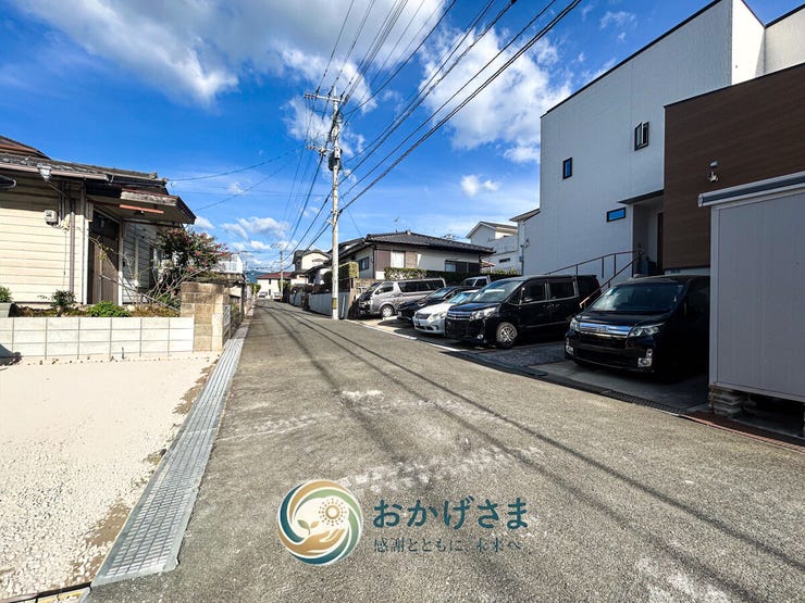 【前面道路】
青空が広がり、綺麗に舗装された前面道路と駐車スペースが並ぶ落ち着いた住宅街の街並みです。