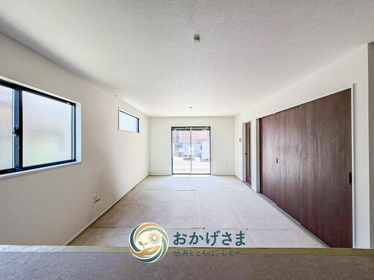 【リビング】
奥行きがあり開放感に満ちたLDK。キッチンから部屋全体を見渡せる安心感のある間取り設計です。
