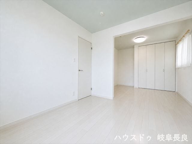 ≪5.3帖南側≫※居住中につき室内をCGにてもの消しをしたものです。
将来2部屋として使える設計の洋室。現在は広々と、将来は個室として活用できる便利な空間です。