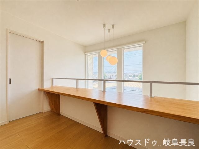≪2Fホール≫※居住中につき室内をCGにてもの消しをしたものです。
窓からやさしい陽光が差し込む2Fホール。カウンターを備え、テレワークや読書、お子さまのスタディスペースなど多目的に活用できます。