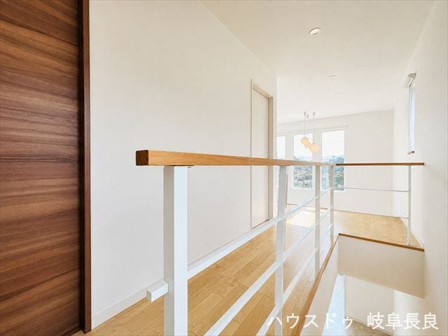 ≪2Fホール≫※居住中につき室内をCGにてもの消しをしたものです。
吹抜けに面した開放感あふれる2Fホール。明るい陽光が差し込み、住まい全体にゆとりと心地よさをもたらす空間です。
