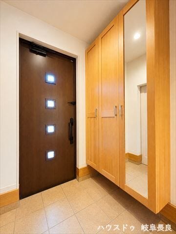 ※居住中につき室内をCGにてもの消しをしたものです。
姿見付きの玄関で、お出かけ前の身だしなみチェックもスムーズ。明るく開放感のある空間を演出します。