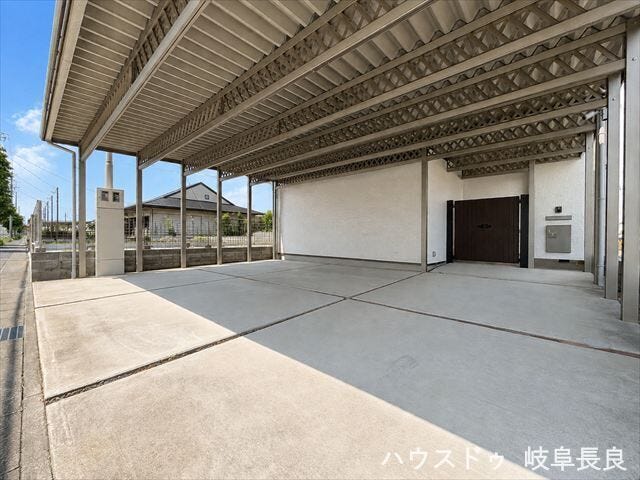 ※居住中につき室内をCGにてもの消しをしたものです。
大切なお車を雨や紫外線から守る屋根付き駐車場。ゆとりあるスペースを確保し、毎日の乗り降りや荷物の積み下ろしも快適です。
