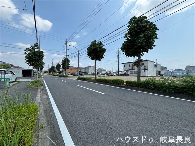 ≪南側東向き≫広めの前面道路に接した開放的な立地。圧迫感が少なく、ゆとりある街並みが広がっています。