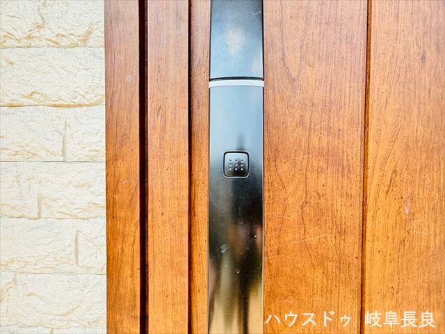 ≪スマートロック≫スマートキー付きで、鍵の出し入れの手間を軽減。忙しい毎日を快適にサポートする便利な設備です。