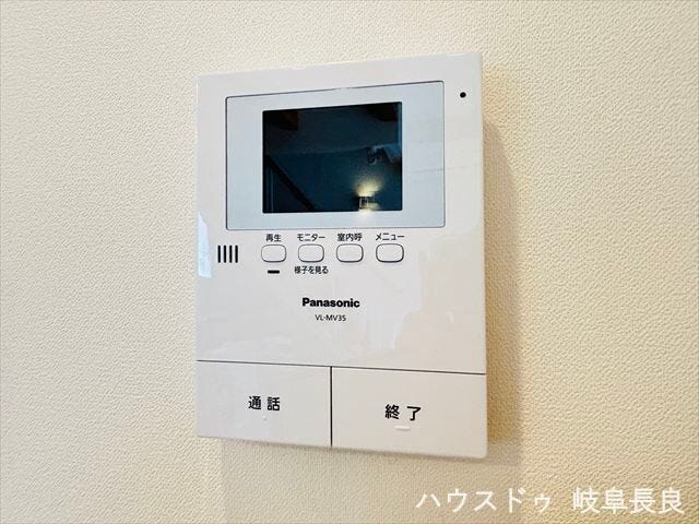 ≪モニター付きインターホン≫来訪者をしっかり確認できるモニター付きインターホン付き。ご家族の安心・安全な暮らしを支える設備です。