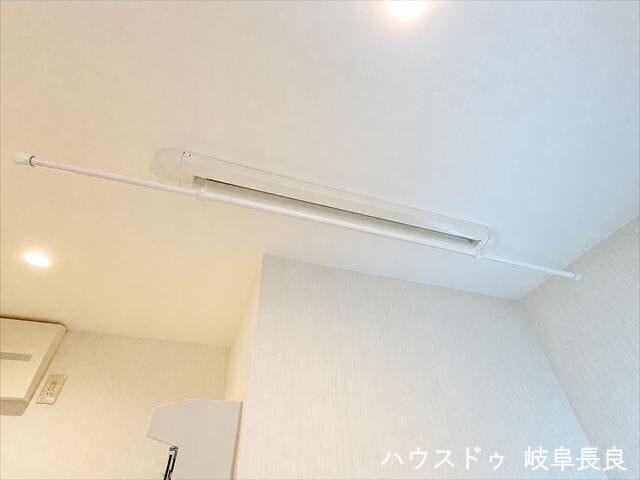 ※居住中につき室内をCGにてもの消しをしたものです。
≪室内物干し≫使う時だけ下に降りる昇降式の室内物干しです。雨の日や花粉の時期の洗濯も安心ですね。